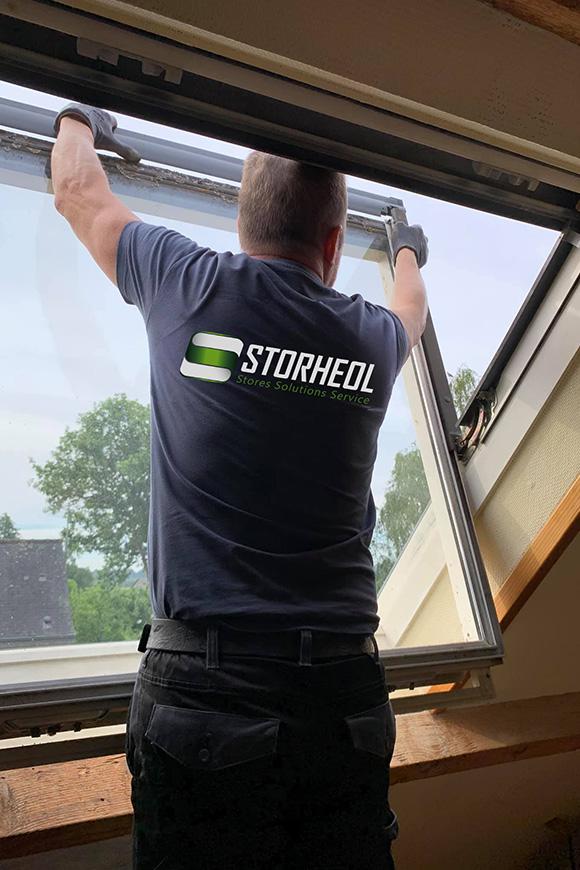 pose volets roulants fenêtre de toit storheol