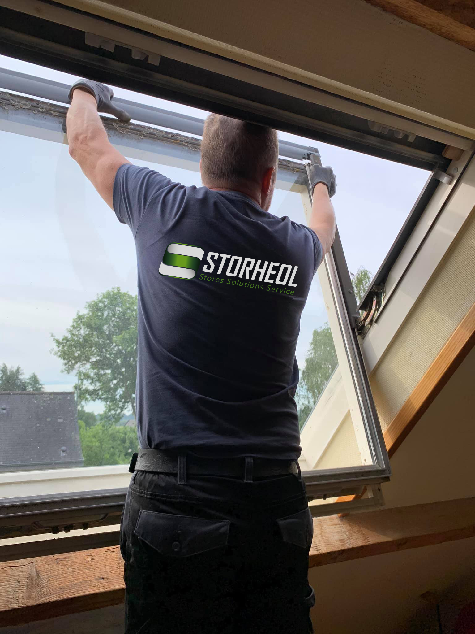 pose volets roulants fenêtre de toit storheol